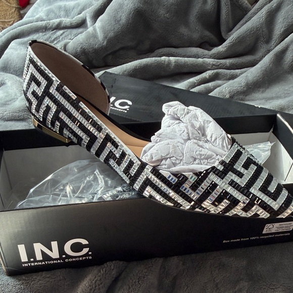 INC International Concepts Black and White Patterned Flats - Picture 4 of 12